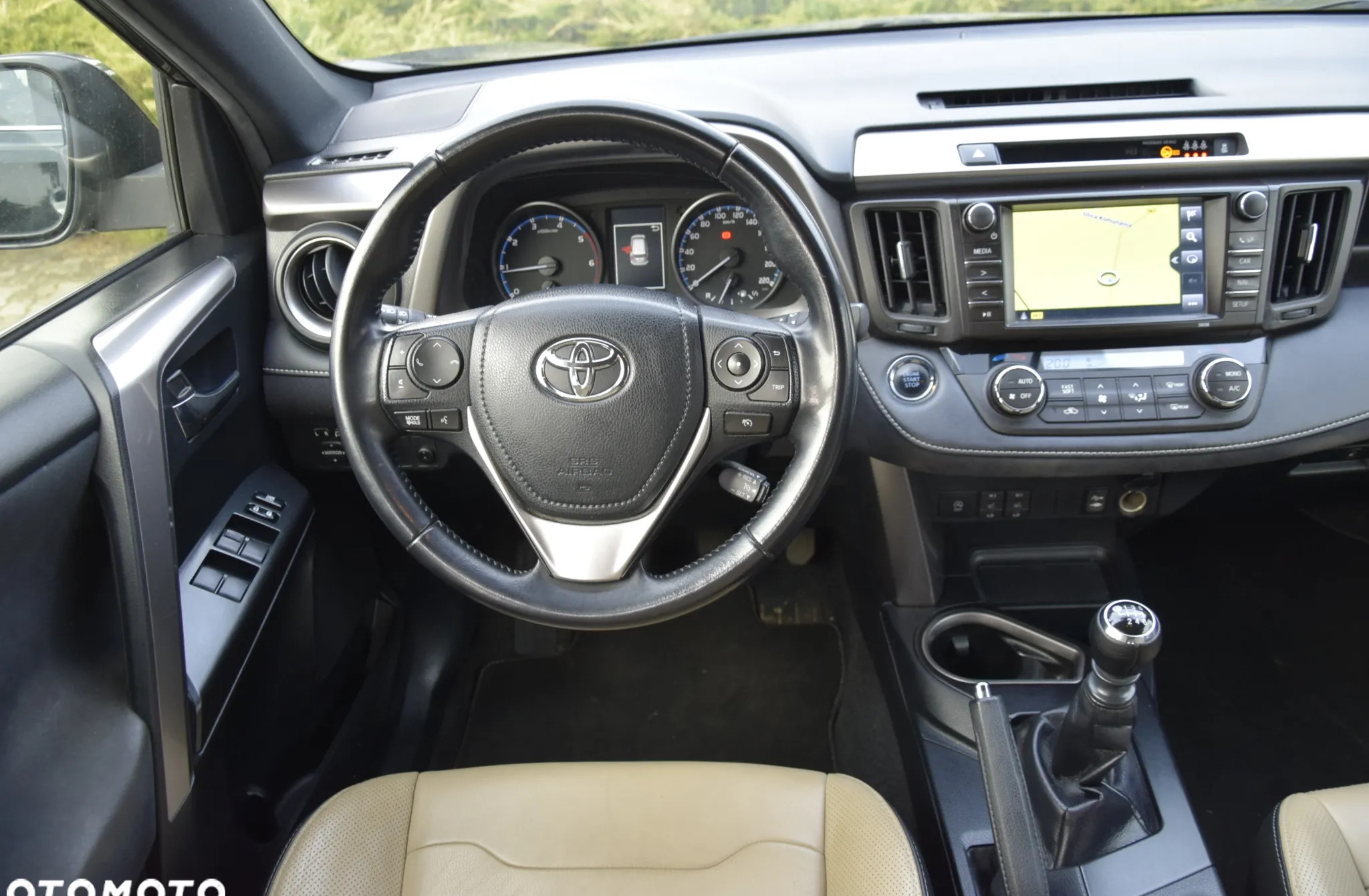 Toyota RAV4 cena 66800 przebieg: 328000, rok produkcji 2016 z Żuromin małe 326